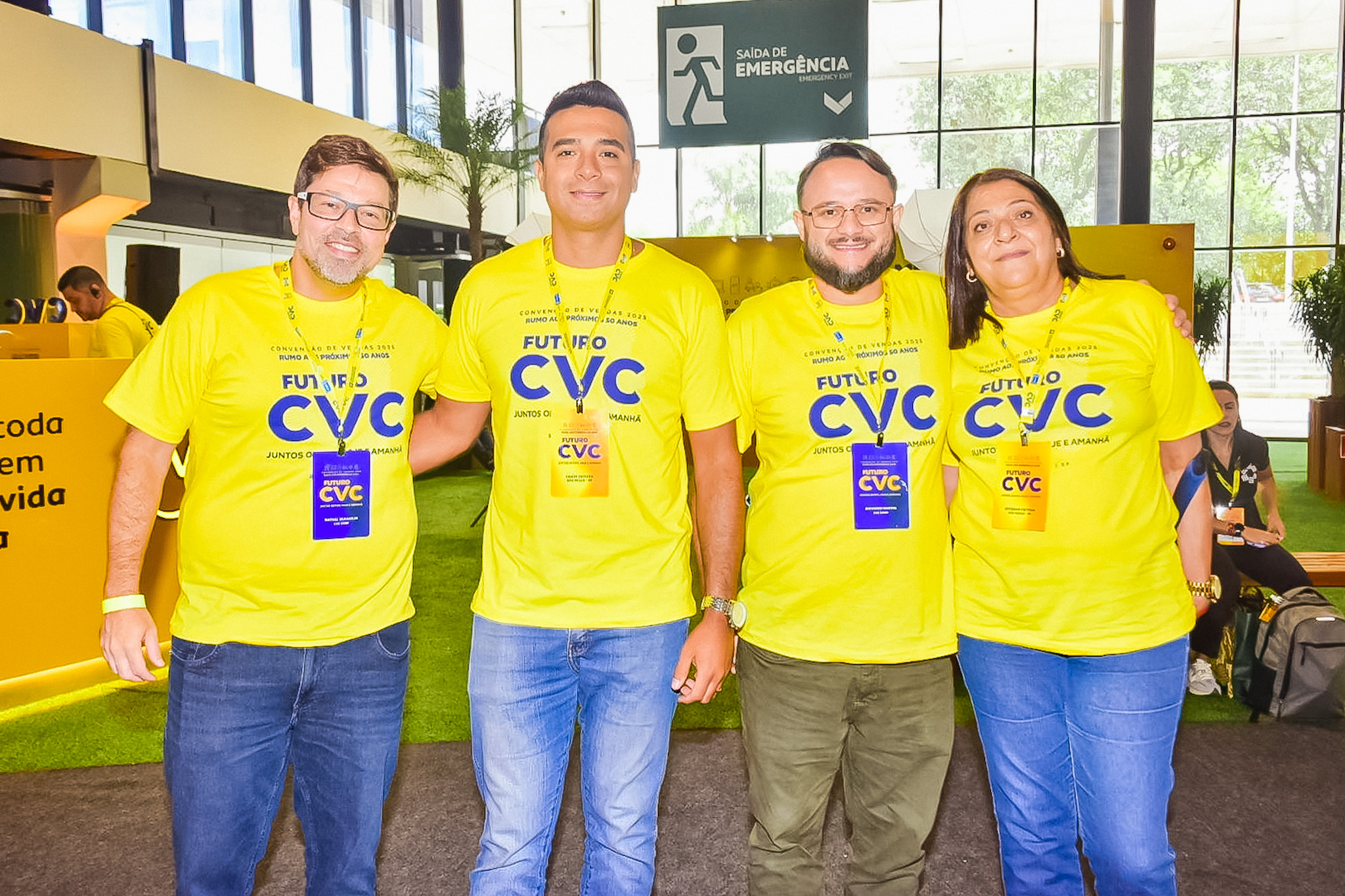 Denis Dantas, Aroldo Júnior e Hugo Nunes, da CVC Corp com Guto Jones, de Porto Seguro Denis Dantas, Aroldo Júnior e Hugo Nunes, da CVC Corp com Guto Jones, de Porto Seguro