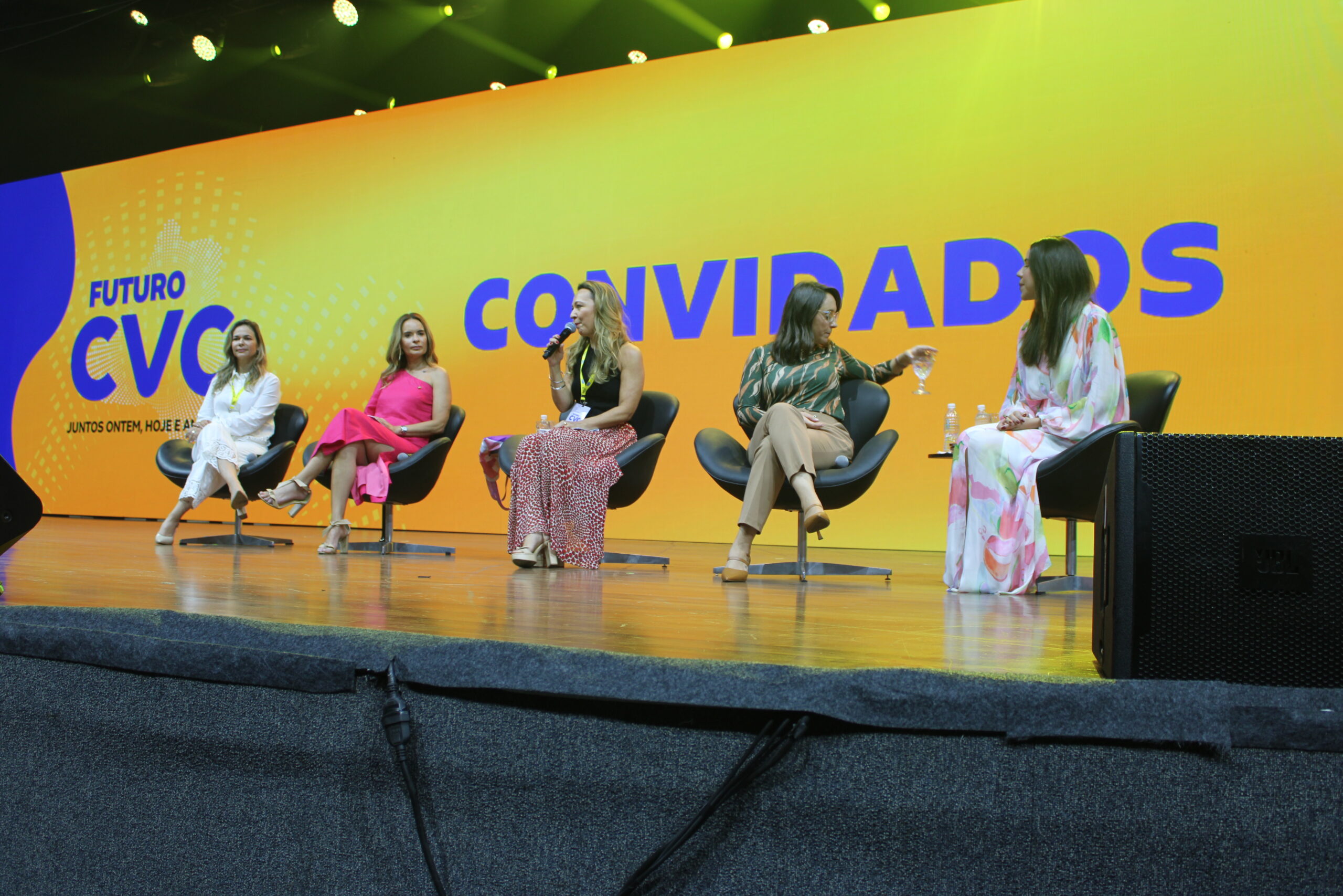 Um painel sobre liderança feminina foi mediado na tarde deste sábado (15) Um painel sobre liderança feminina foi mediado na tarde deste sábado (15)