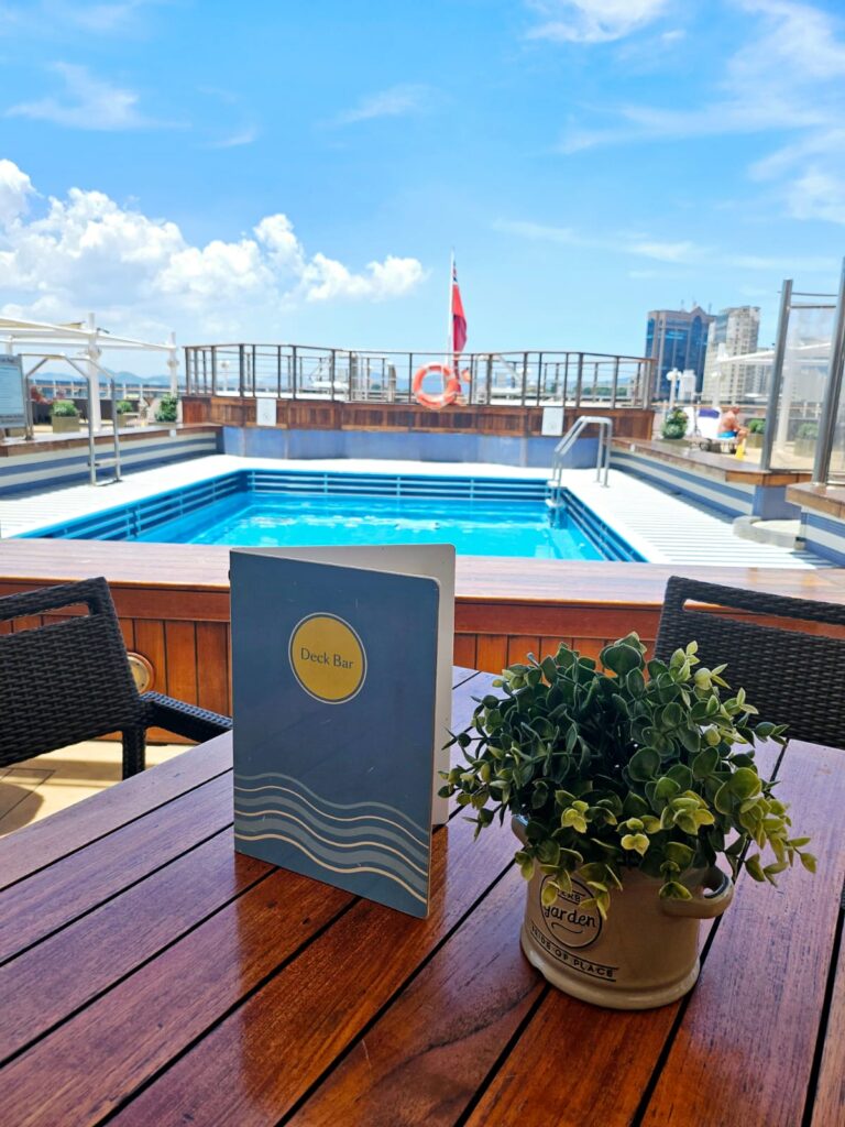 Em frente à piscina há um bar com boas opções de drinks