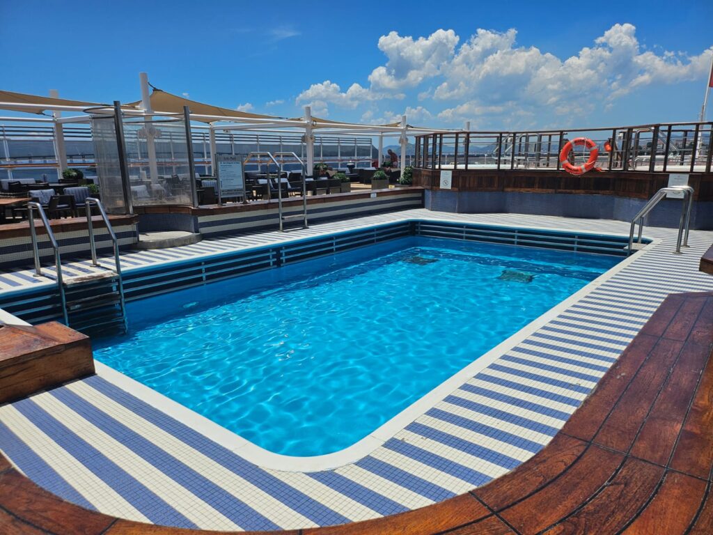 Piscina do Queen Victoria exclusiva para maiores de 16 anos