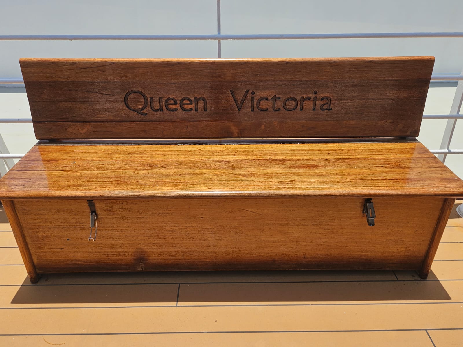 Banco para descanso com o nome do navio Banco para descanso com o nome do navio