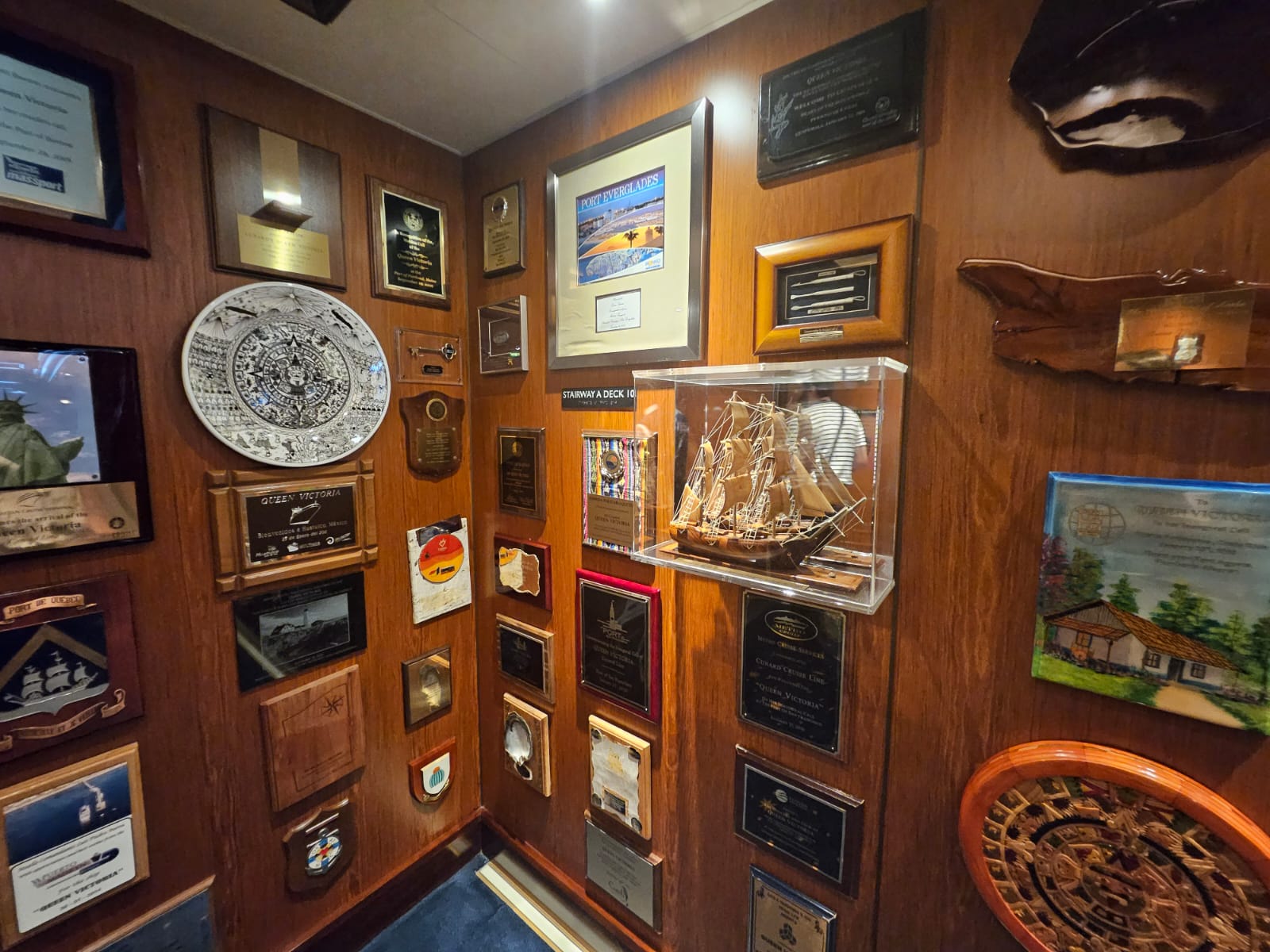 A cada novo porto, uma nova placa para a galeria do navio A cada novo porto, uma nova placa para a galeria do navio