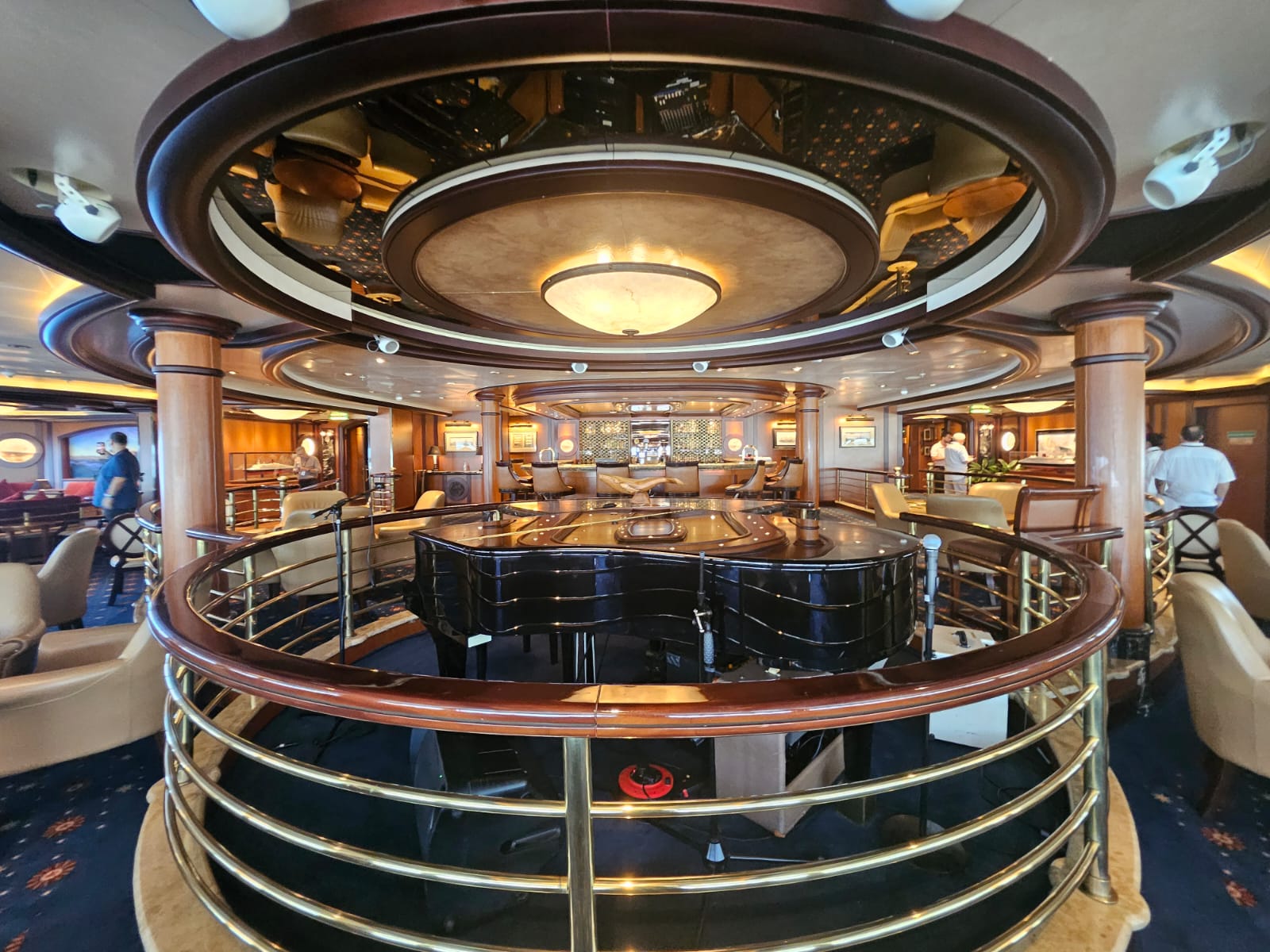 Nos bares há apresentações artísticas Nos bares há apresentações artísticas