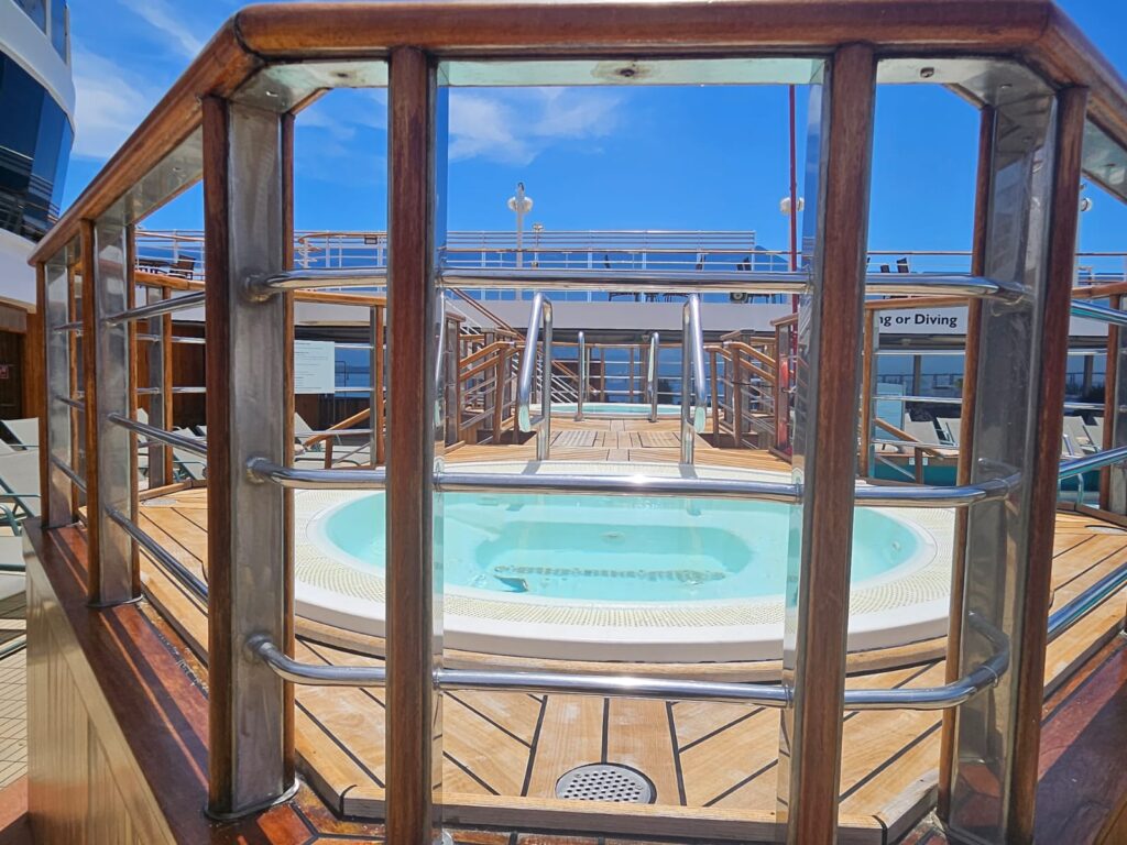 Jacuzzis fazem parte da oferta de lazer para os hóspedes