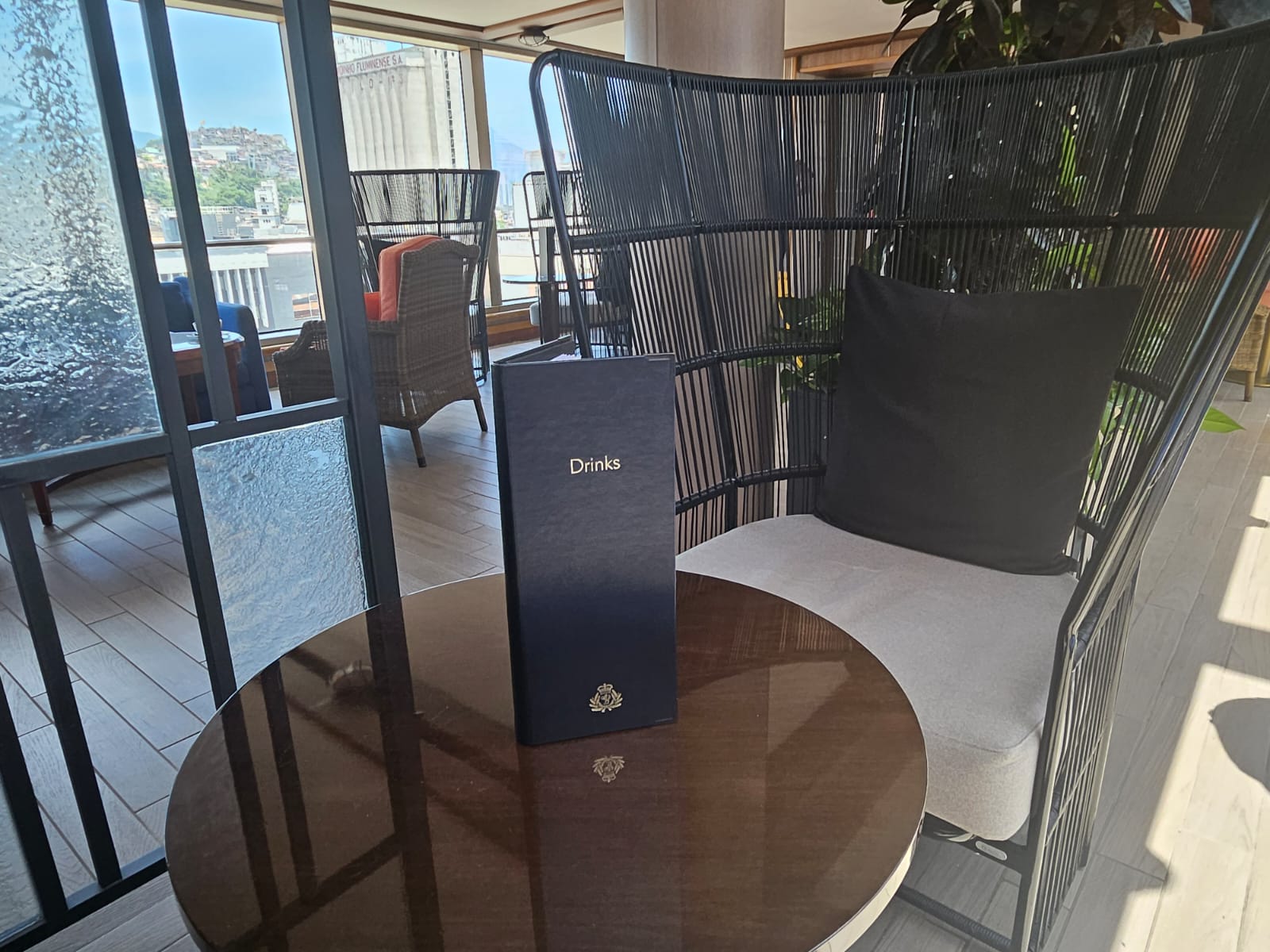 Bares estão espalhados pelo navio Bares estão espalhados pelo navio