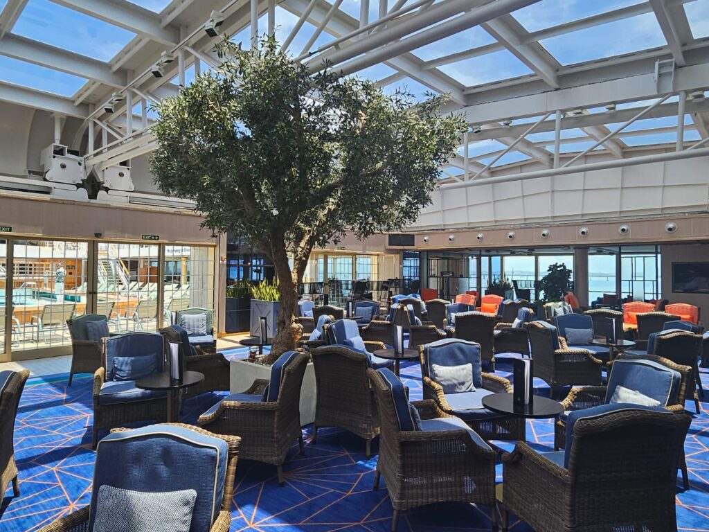 Área que remete a um jardim de inverno a bordo do navio
