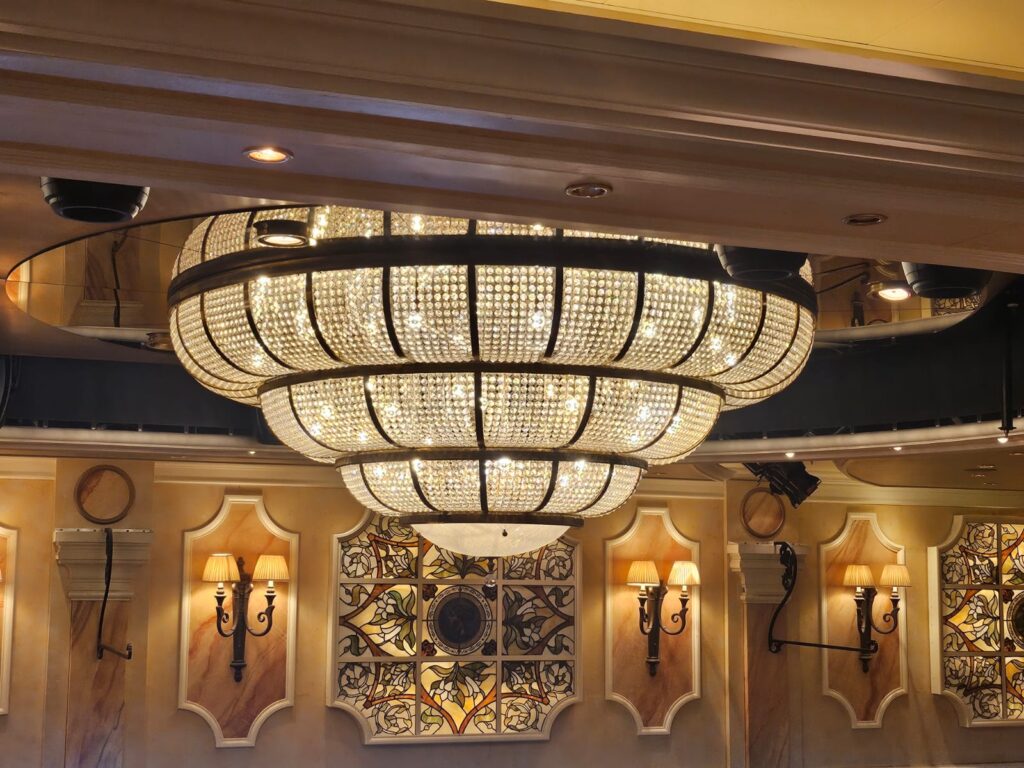 Detalhes do majestoso lustre do navio