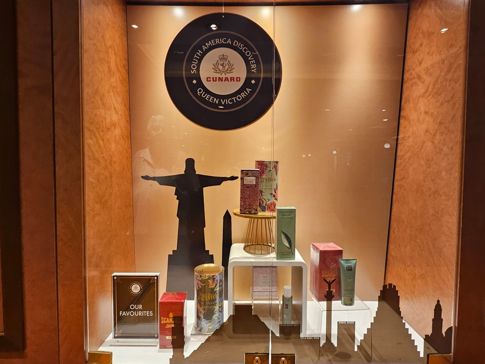 A bordo do Queen Victoria é possível comprar cosméticos de marcas renomadas A bordo do Queen Victoria é possível comprar cosméticos de marcas renomadas