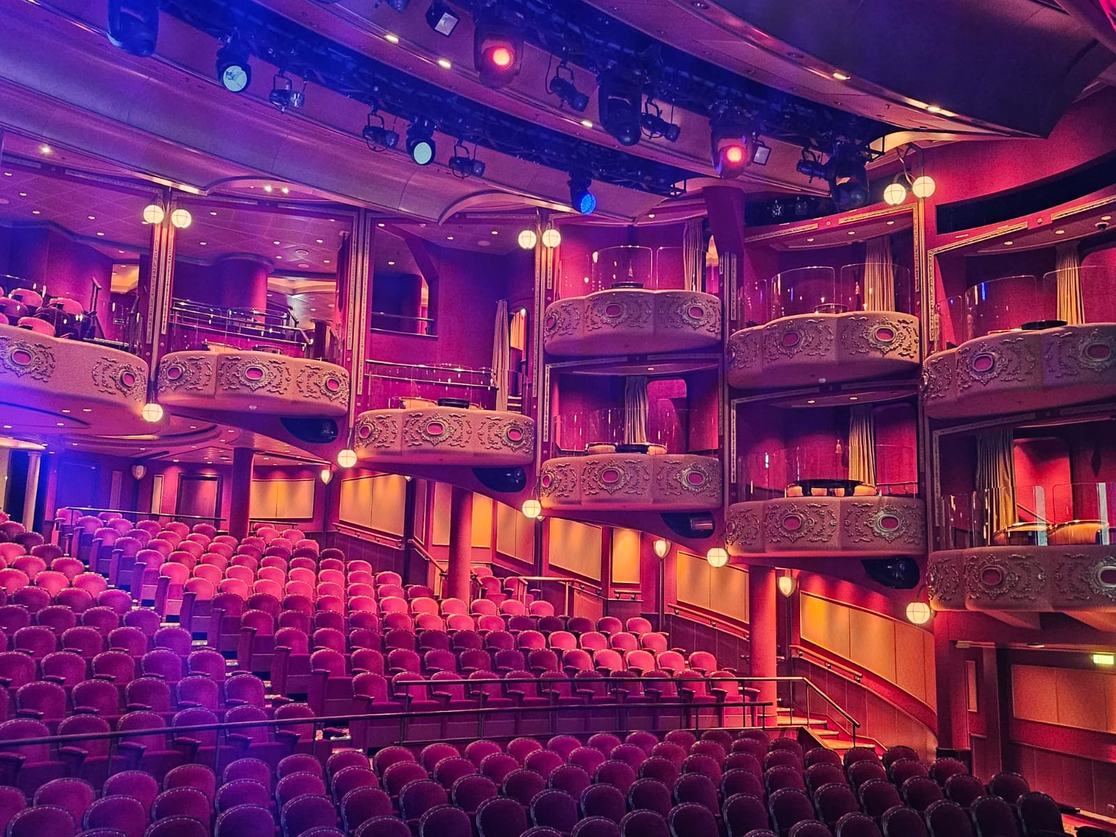 Cabines garantem experiência exclusiva no teatro do navio Cabines garantem experiência exclusiva no teatro do navio