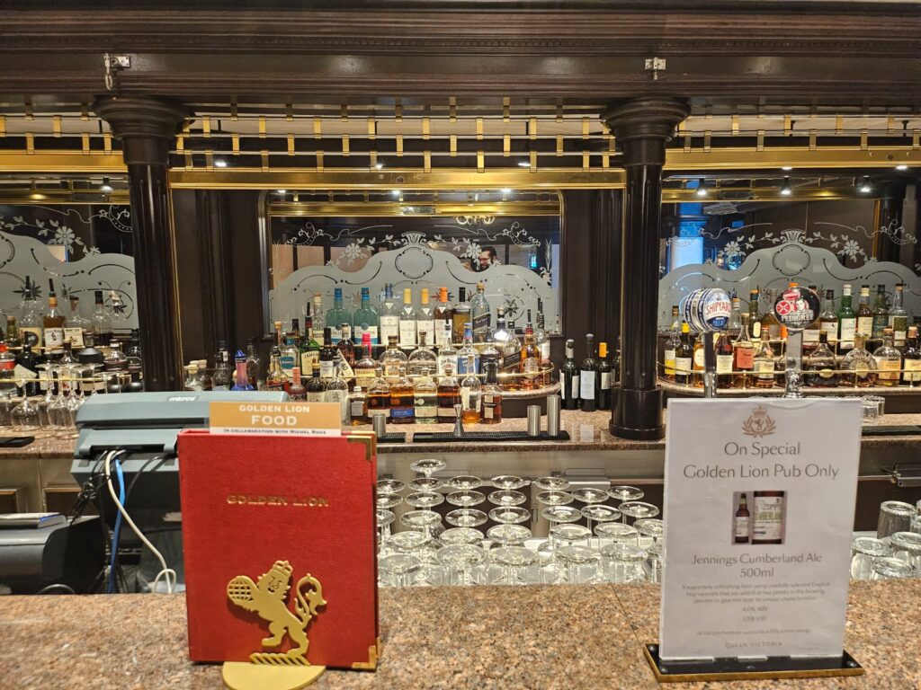 Interior do bar Golden Lion