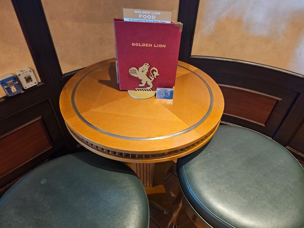 O serviço de bordo do Queen Victoria é reconhecido pelo alto padrão da Cunard Line