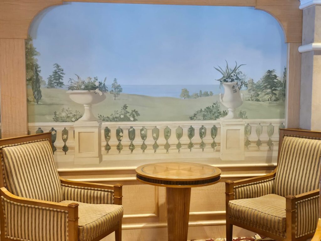 Os interiores do navio misturam tradição britânica e elegância contemporânea