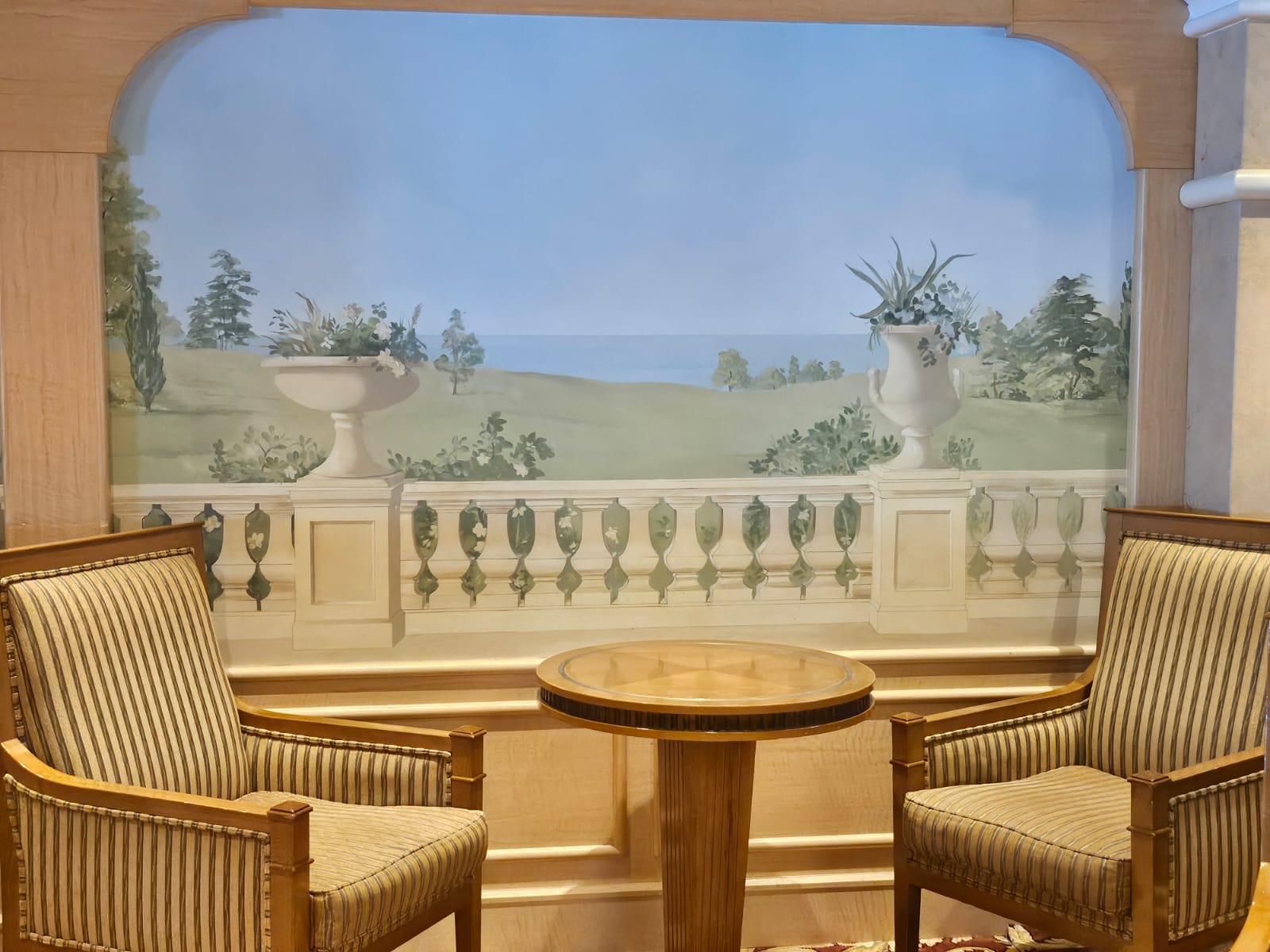 Os interiores do navio misturam tradição britânica e elegância contemporânea Os interiores do navio misturam tradição britânica e elegância contemporânea