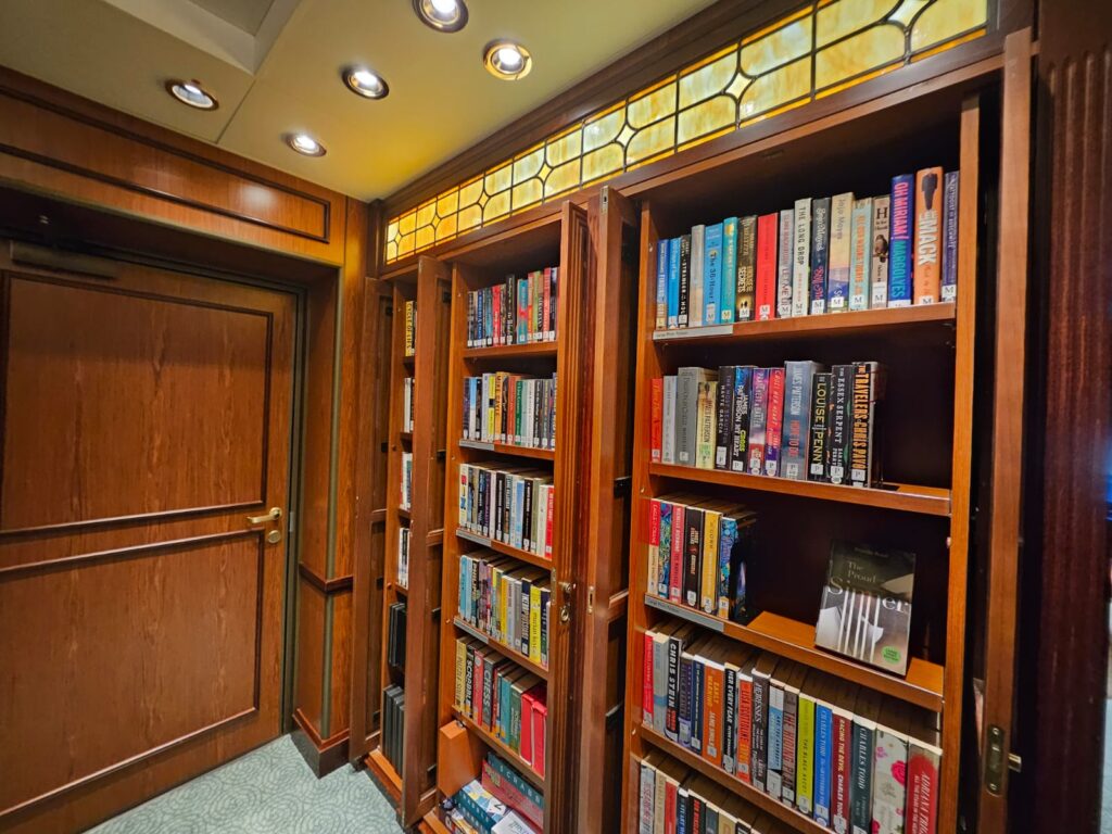 A bordo, os hóspedes encontram uma das maiores bibliotecas em alto-mar