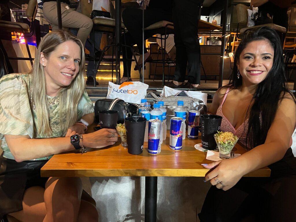 Babsy Lamtert, da New Star Tours, e Denise Rodrigues, da RCI Travel 