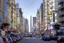 Brasileiros fazem as malas: procura por viagens no feriado cresce 50%; veja os lugares mais buscados