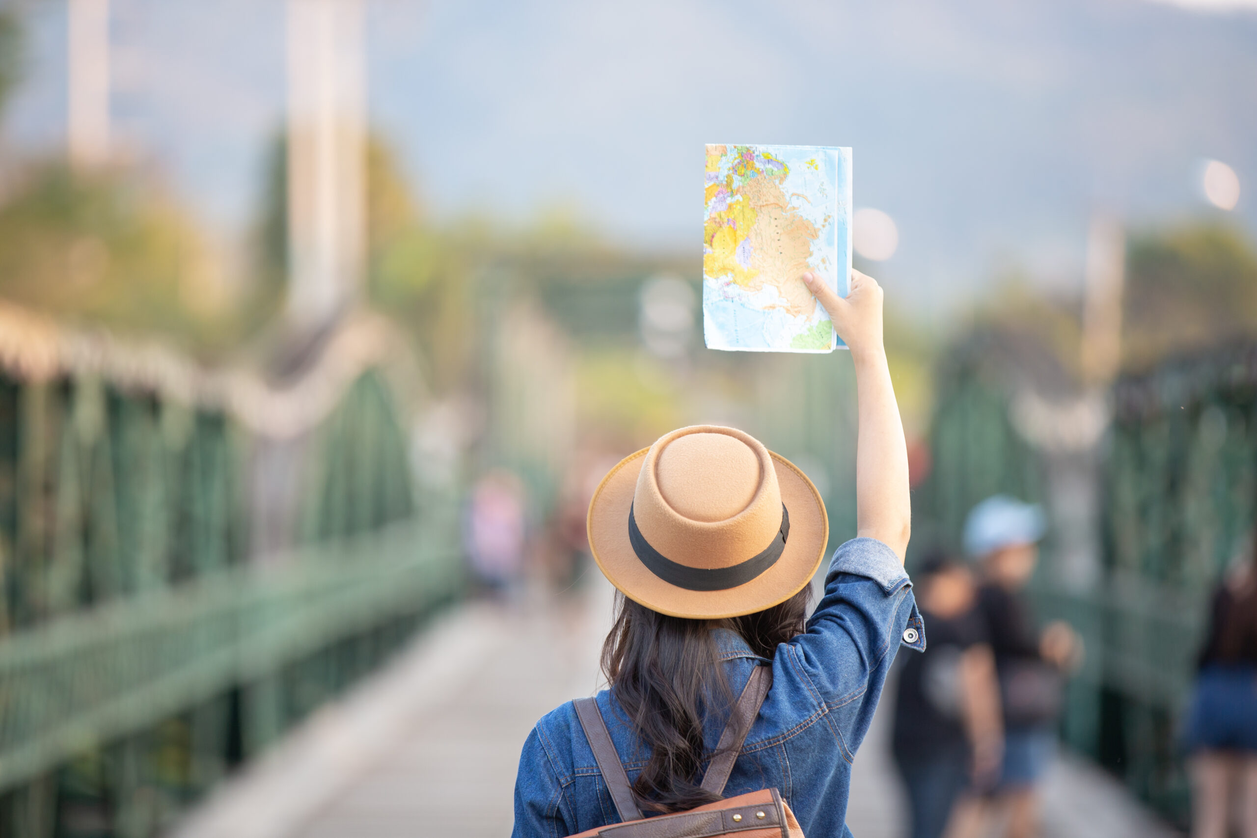 Ministério do Turismo celebra o Dia Internacional do Guia de Turismo 1 Para exercer a profissão, é necessário que os guias de turismo estejam formalizados no Cadastur, o sistema de cadastro de pessoas físicas e jurídicas que atuam no setor de turismo, que regulamenta e certifica esses profissionais (Reprodução/Freepik)