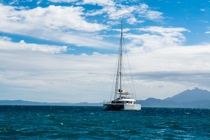 Parque Unipraias e Barco Pirata BC ligam Balneário Camboriú e Porto Belo em novo roteiro turístico 1 mesmerizing scenery yacht blue sea with white clouds background scaled e1738846926415 Parque Unipraias e Barco Pirata BC ligam Balneário Camboriú e Porto Belo em novo roteiro turístico