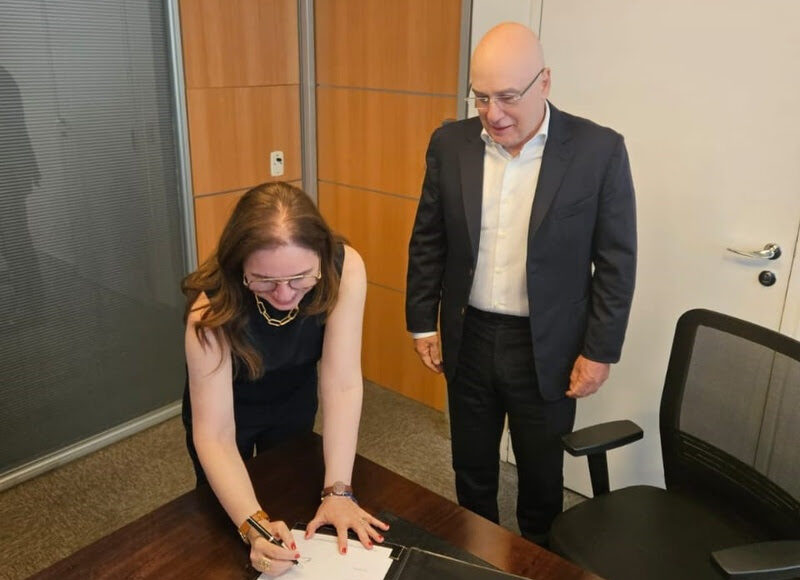 Abav Expo 2025 firma parceria com Fecomércio RJ e anuncia próximas edições da feira no Rio de Janeiro 1 Ana Carolina Medeiros e Antonio Florencio de Queiroz Junior durante encontro na sede do Sistema Fecomércio RJ (Divulgação/Abav Nacional)