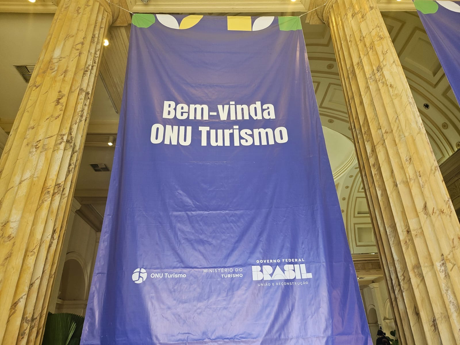 Cartaz de boas-vindas do evento