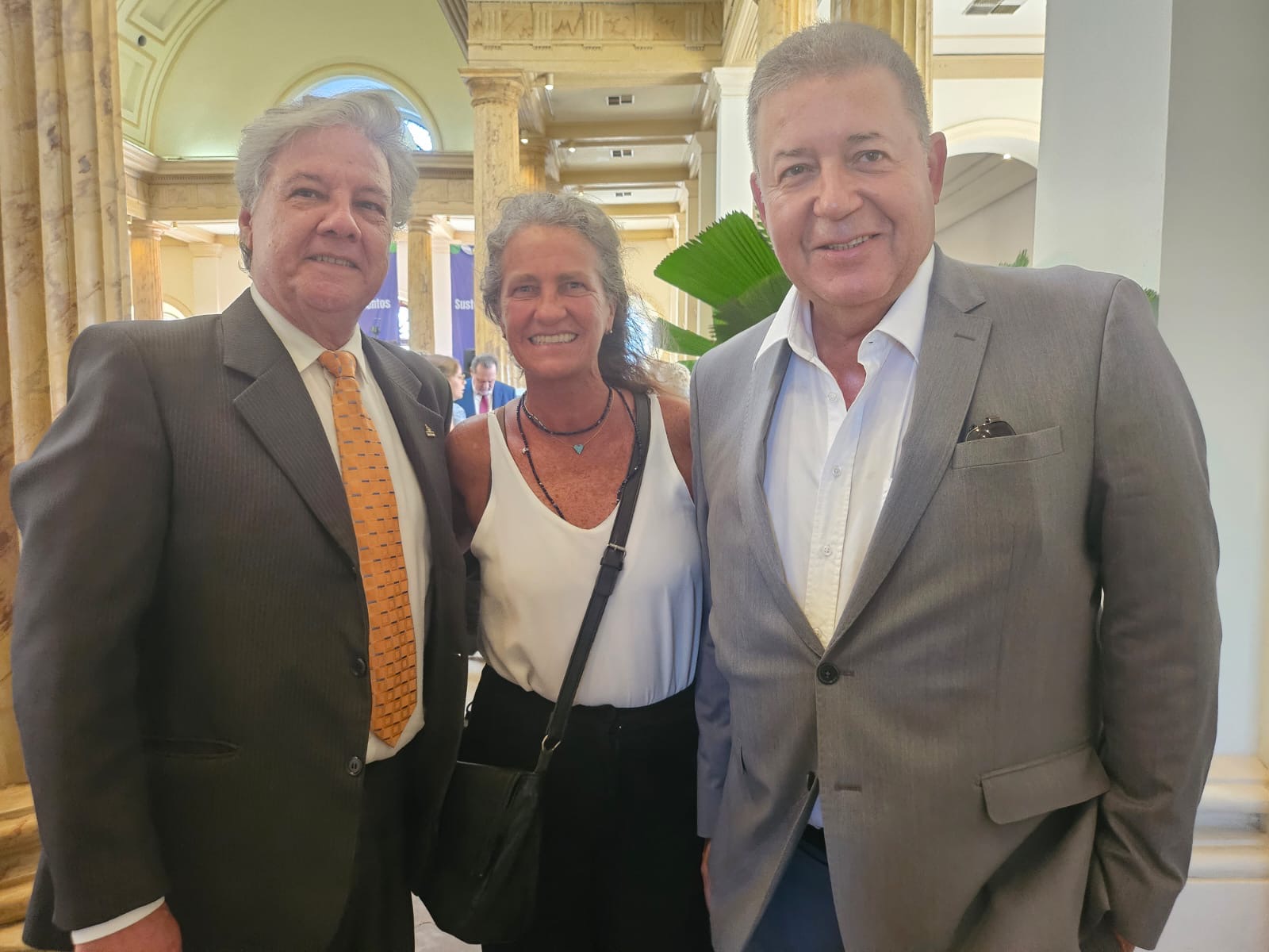 Mari Masgrau, do M&E, com Márcio Santiago, da Brasil CVB, e Alexandre Sampaio, da FBHA