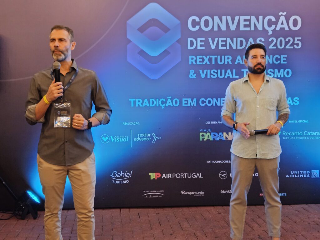 Marvio Mansur, Diretor da RexturAdvance, e Hugo Lagares, Diretor da Visual Turismo, agradecem presença de convidados