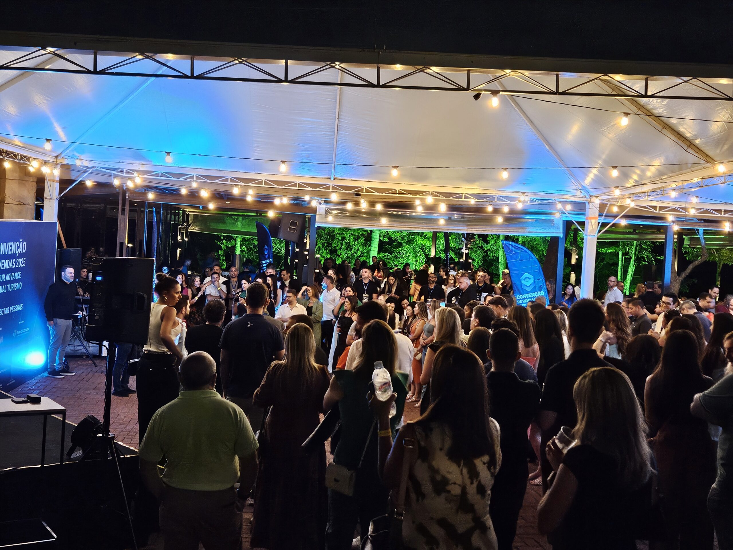 Centenas de profissionais do trade reunidos no Marco das Três Fronteiras, em Foz do Iguaçu