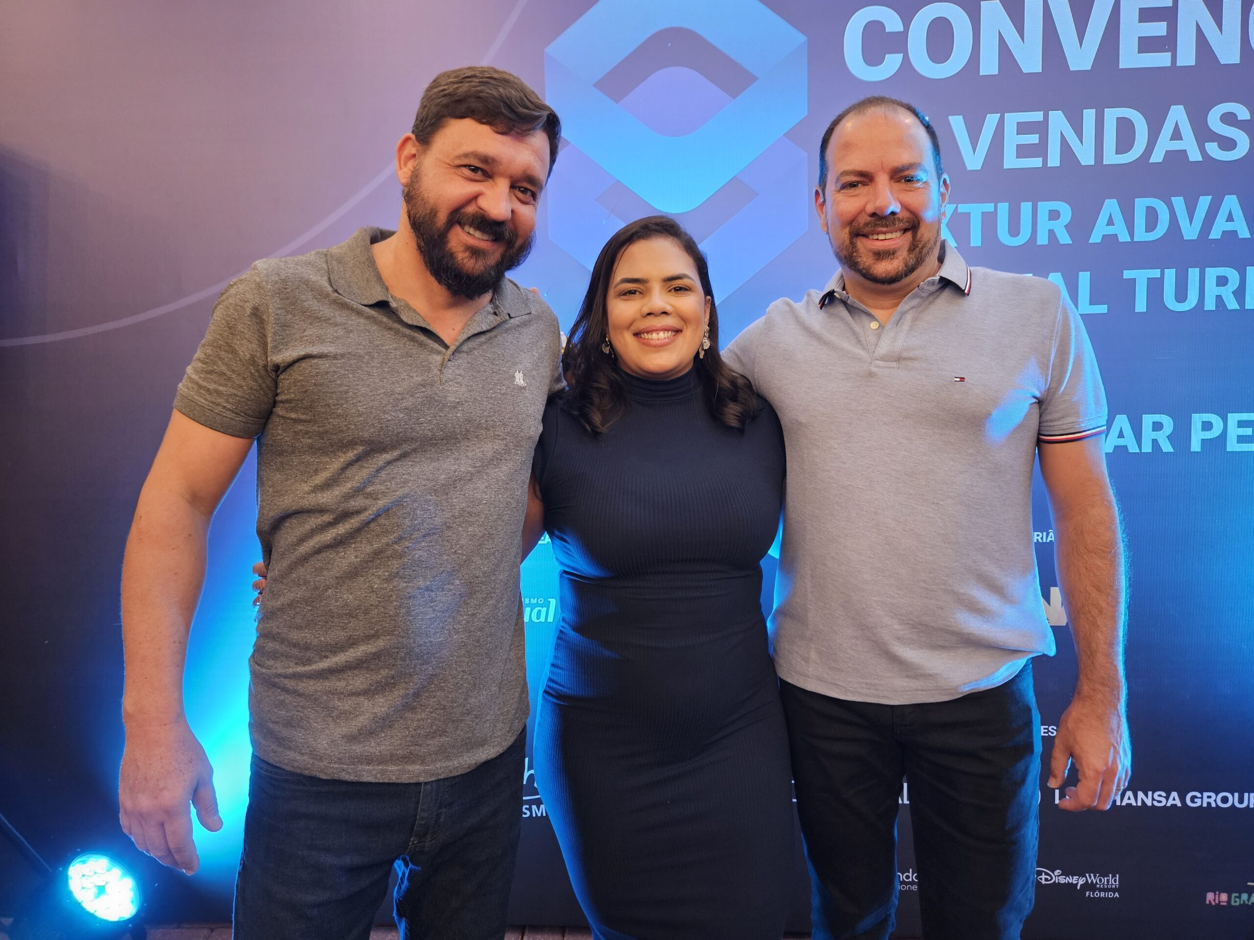 Daniel Almeida, diretor de produto aéreo da CVC Corp, e Alyne Araújo e Rodrigo Martines, gerentes de produto aéreo da CVC Corp