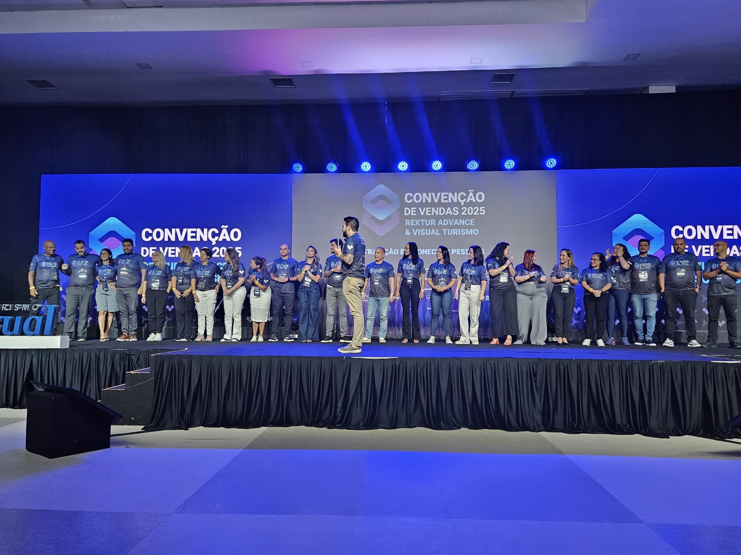 Hugo Lagares apresenta toda a equipe da Visual Turismo