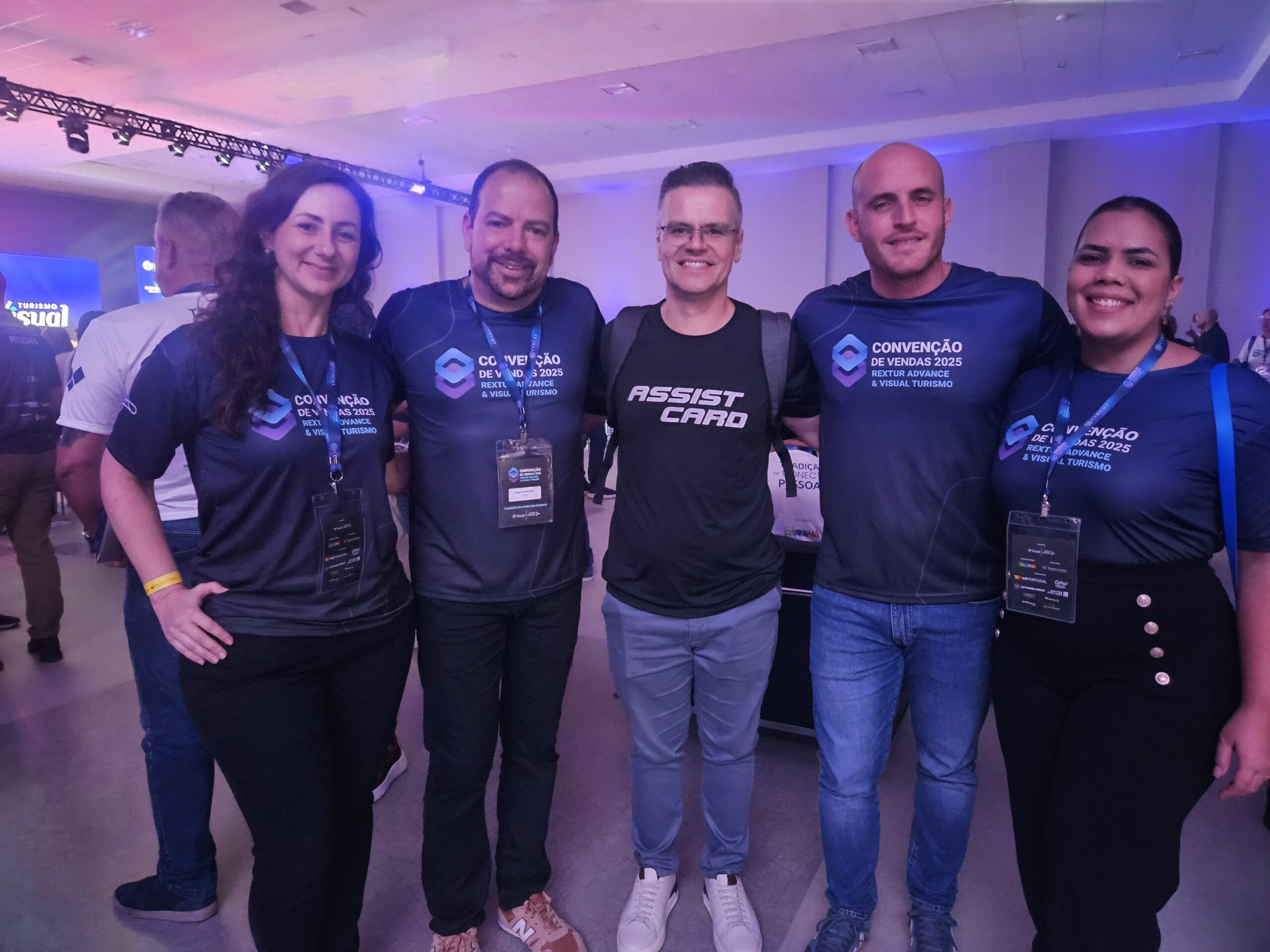 Ricardo Gumiero, da Assist Card, entre Paula Mioralo, Rodrigo Martines, Marcos Pessuto e Alyne Araújo, da CVC Corp