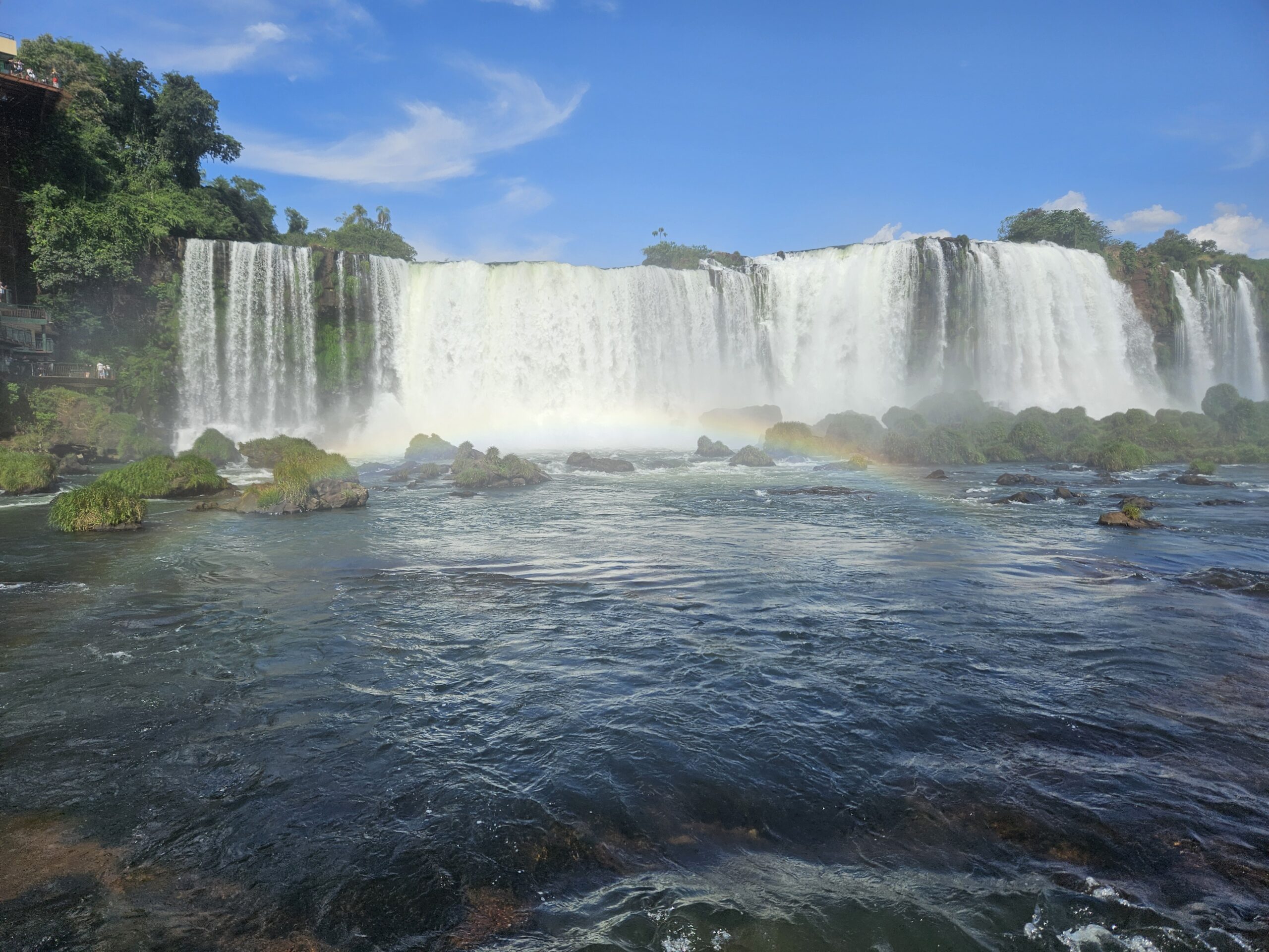 É possível observar arco-íris a todo momento