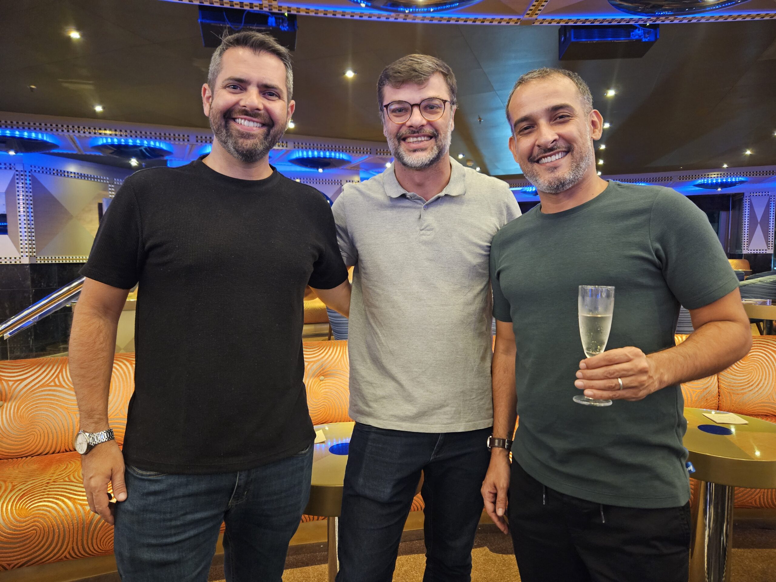 Daniel Fantinate, da Qualitours, entre Rodrigo Fernandes e Rudolf Jakobi, da Elle Prime Viagens Daniel Fantinate, da Qualitours, entre Rodrigo Fernandes e Rudolf Jakobi, da Elle Prime Viagens