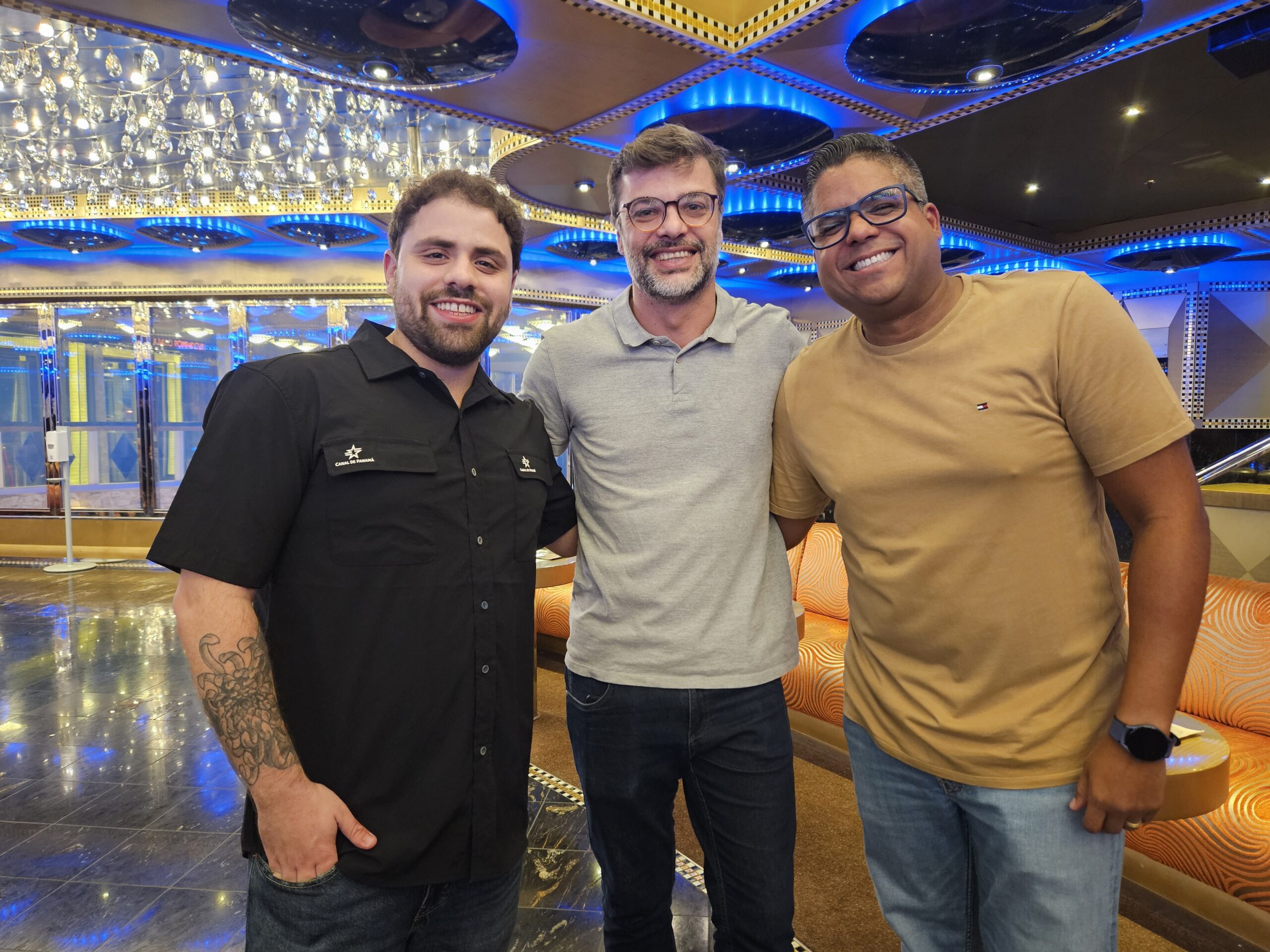 João Pedro Bárbaro e Daniel Fantinate, da Qualitours, e Tiago Suzart, da Agaxtur João Pedro Bárbaro e Daniel Fantinate, da Qualitours, e Tiago Suzart, da Agaxtur