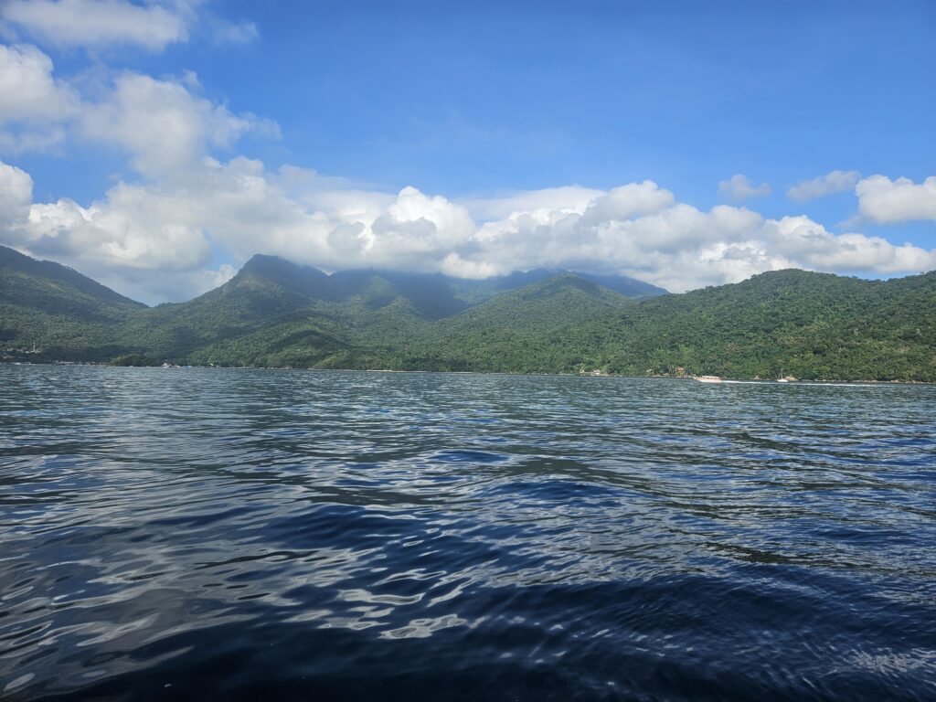 Passeio de escuna segue para Ilha Grande
