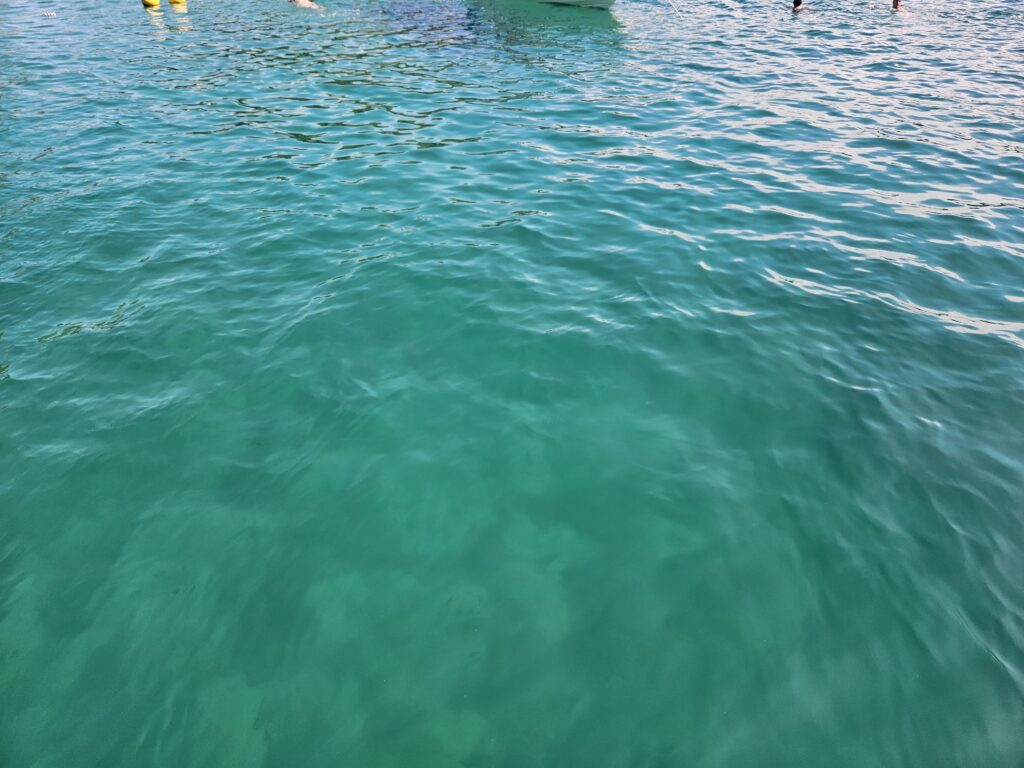 Localizada na zona norte da ilha, a Lagoa Azul possui águas protegidas e repletas de peixes.