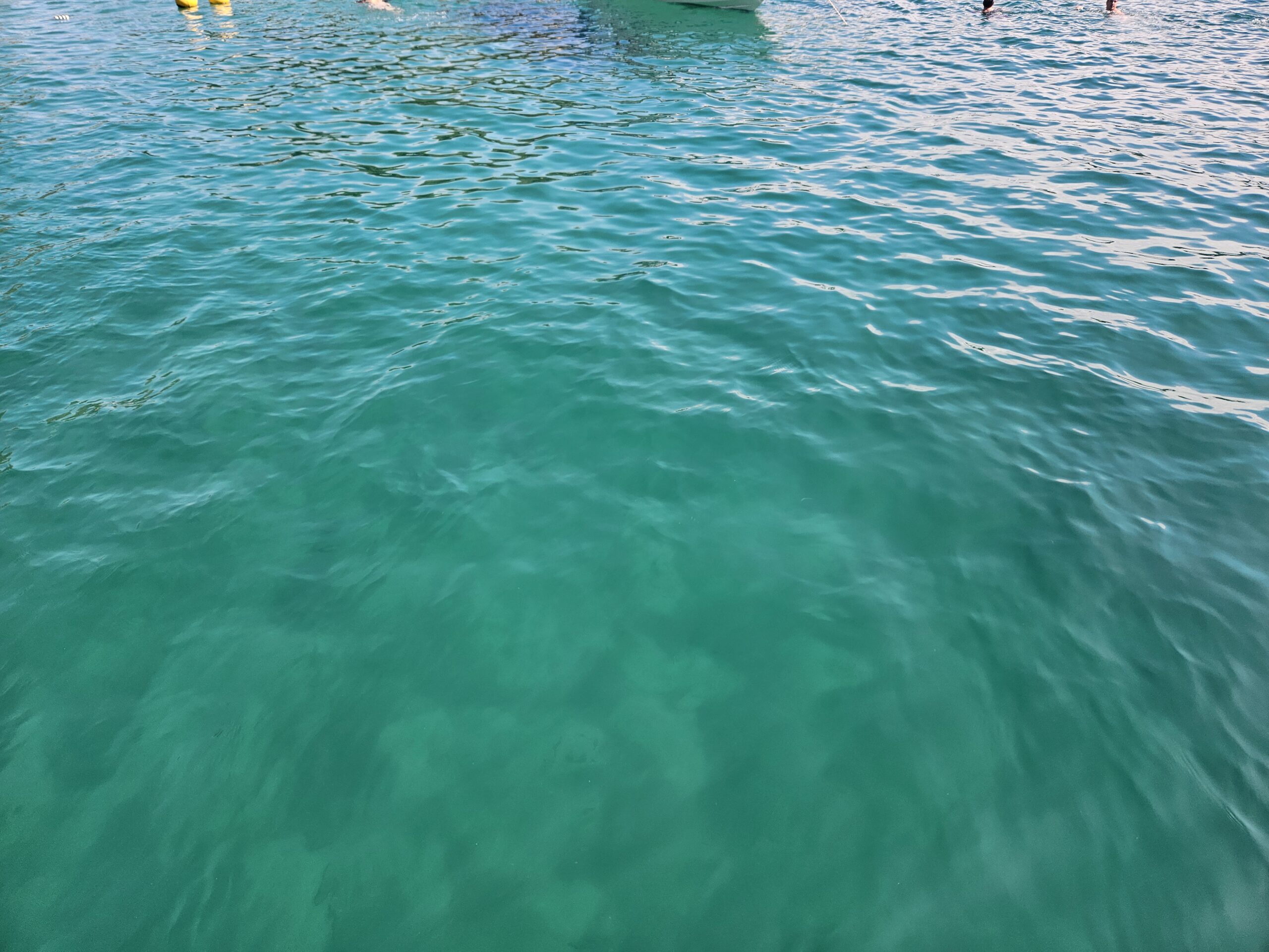 Localizada na zona norte da ilha, a Lagoa Azul possui águas protegidas e repletas de peixes.