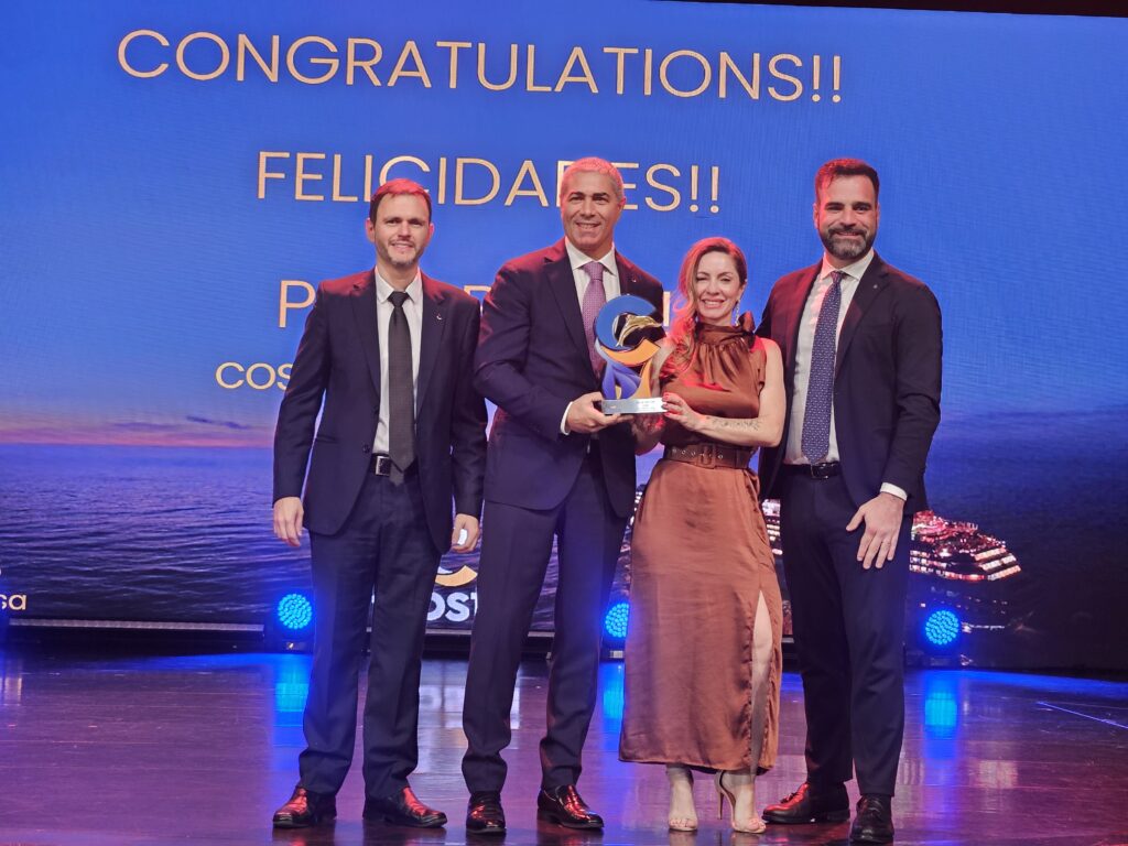 Patrícia Graciana, representante da CVC, recebe prêmio da categoria OVER THE TOP