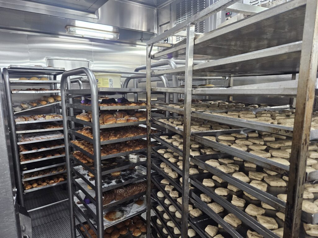 São 1.500 pães preparados para o café da manhã, 2.500 para o almoço e 3.000 para a janta