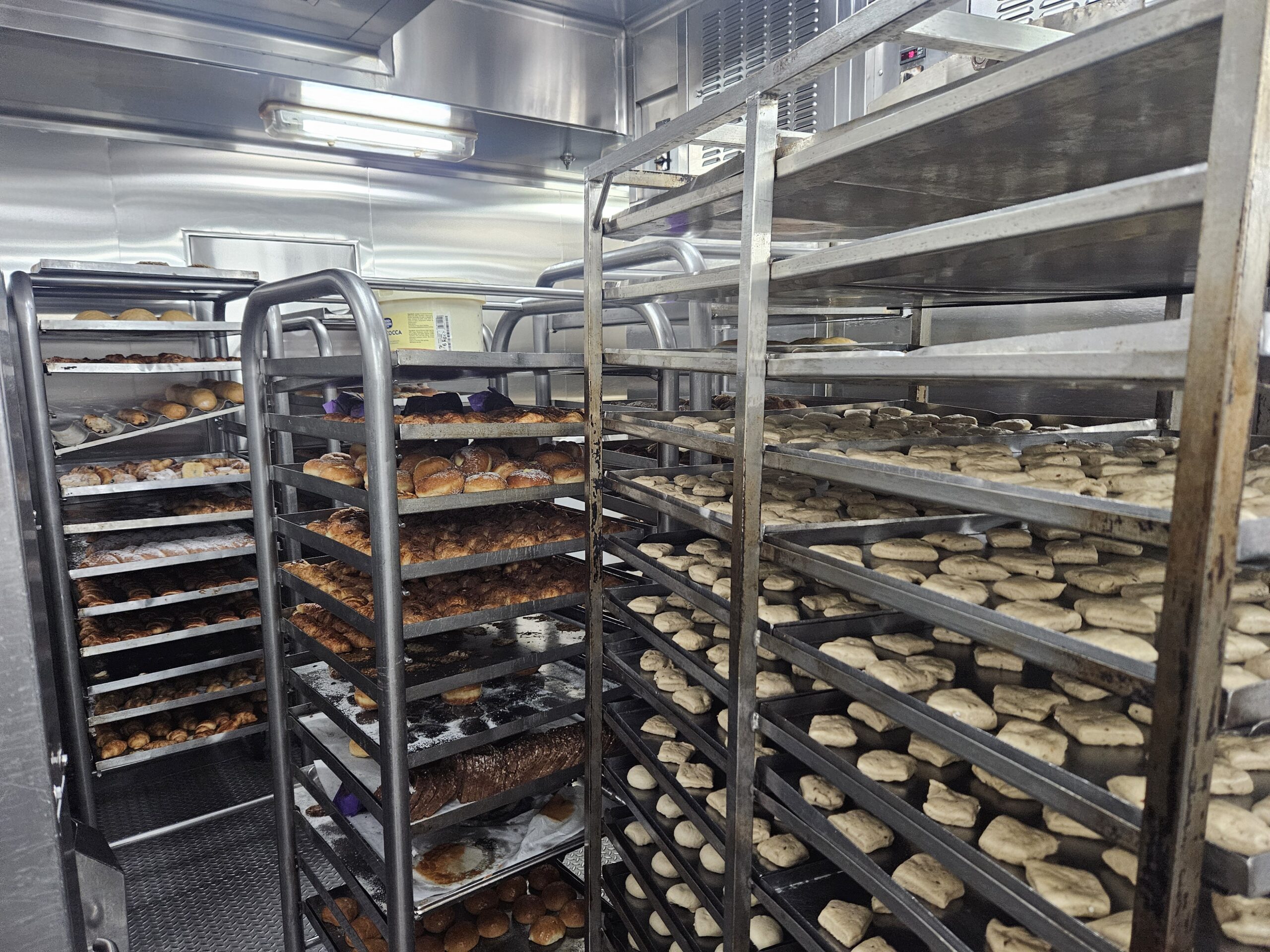 São 1.500 pães preparados para o café da manhã, 2.500 para o almoço e 3.000 para a janta