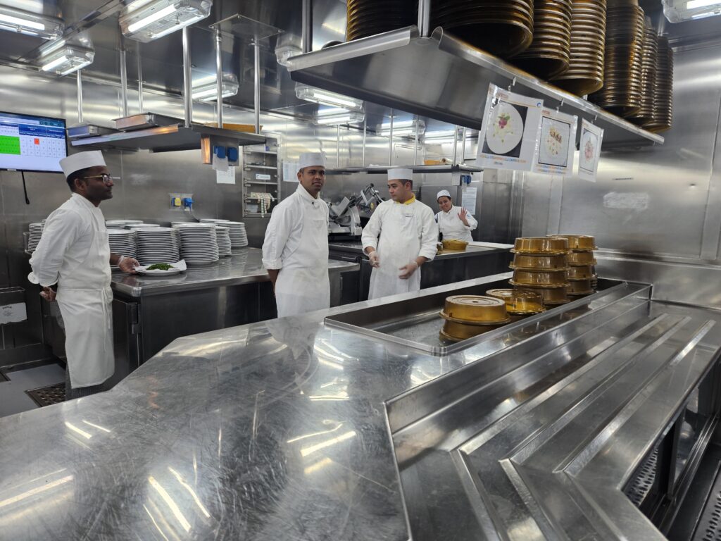 Cozinha fria, onde são preparadas as entradas como carpacchios, burrata e ceviche