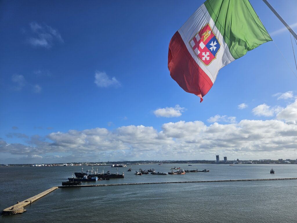 Costa Favolosa no porto de Montevidéu, no Uruguai