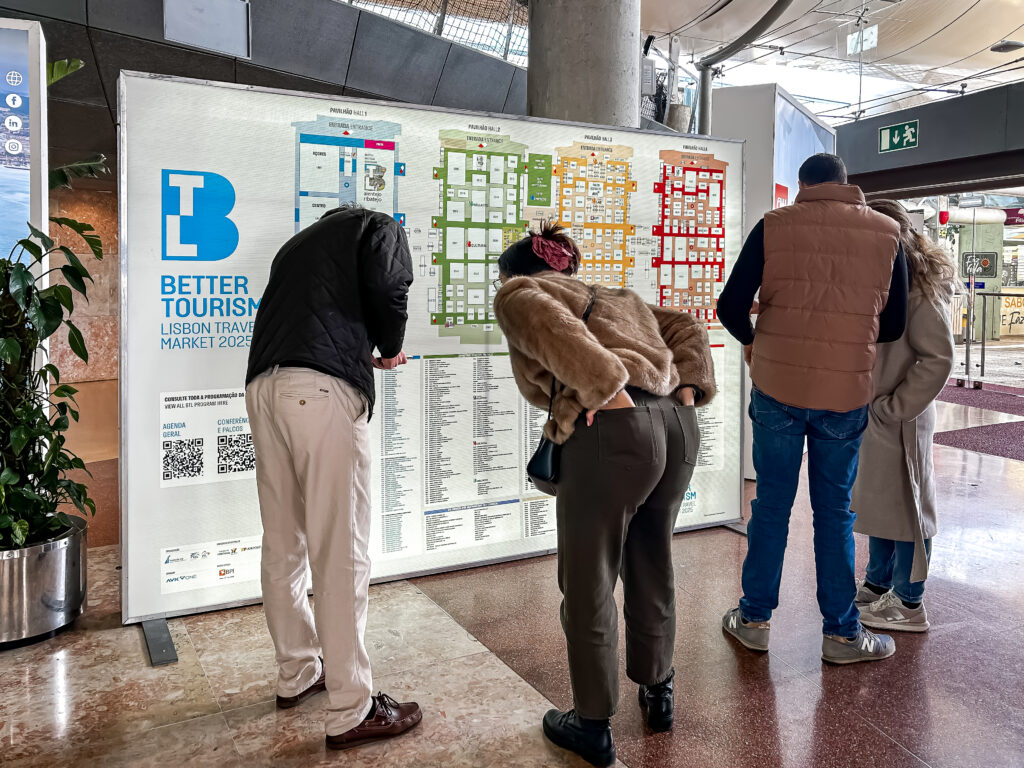 Quatro  pavilhões com expositores de Portugal, Brasil e do mundo ficaram tomados pelo público final