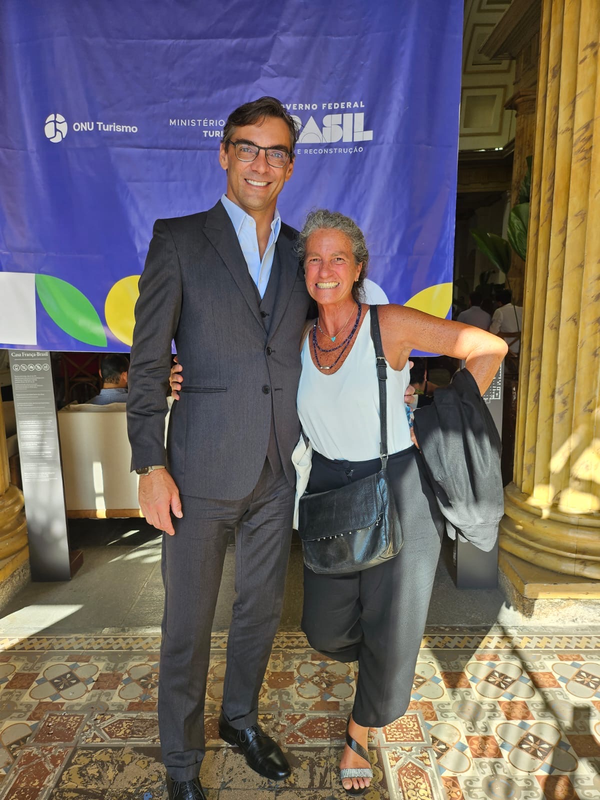 Giba, ex-jogador de vôlei, com Mari Masgrau, do M&E