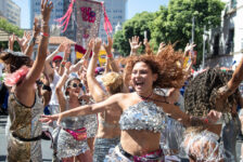 Durante esse período, 444 blocos oficiais desfilaram nas ruas, com um público que chegou a 6,8 milhões de foliões nas ruas da cidade, superando em 800 mil as expectativas iniciais (Divulgação/Fernando Maia/Riotur)