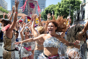 Durante esse período, 444 blocos oficiais desfilaram nas ruas, com um público que chegou a 6,8 milhões de foliões nas ruas da cidade, superando em 800 mil as expectativas iniciais (Divulgação/Fernando Maia/Riotur)