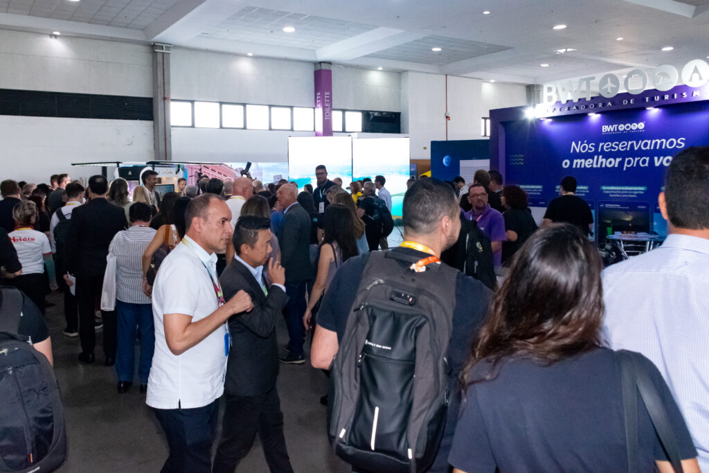 A Expo Turismo Paraná teve início com um volume de público significante