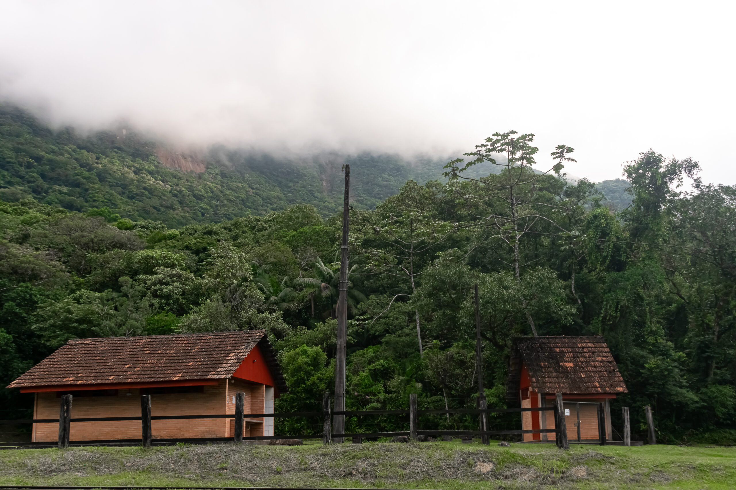 A neblina intensa esconde um dos picos mais altos do trajeto