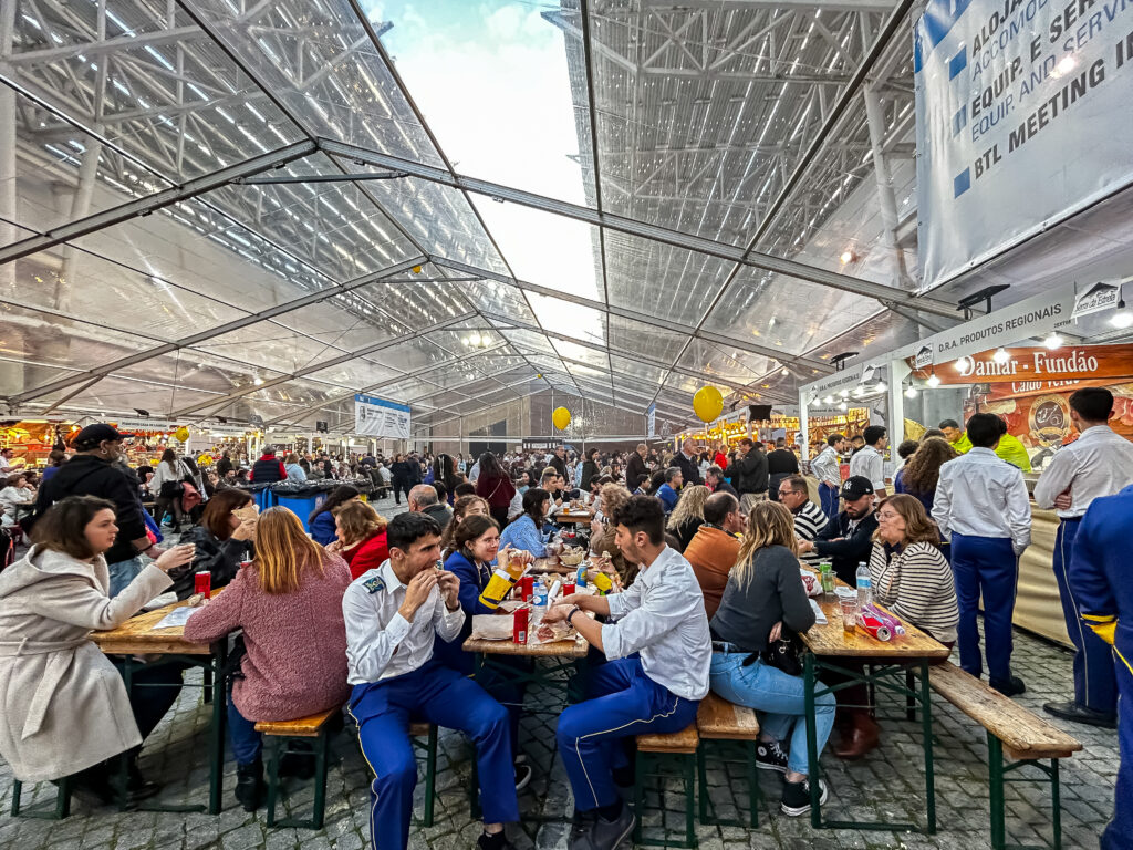 A praça de alimentação ficou lotada nesta sexta-feira