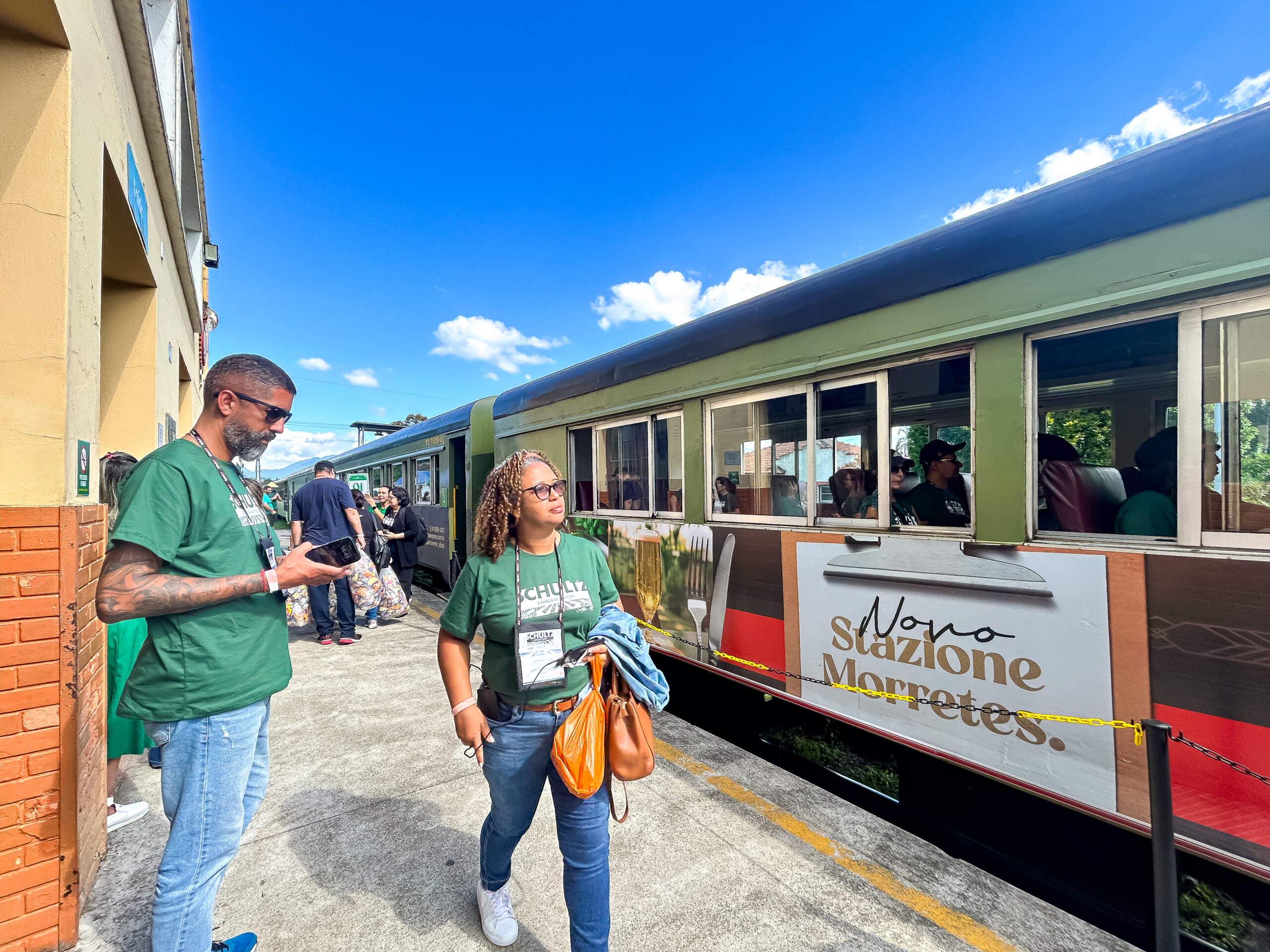 Agentes da Schultz prestes a embarcar