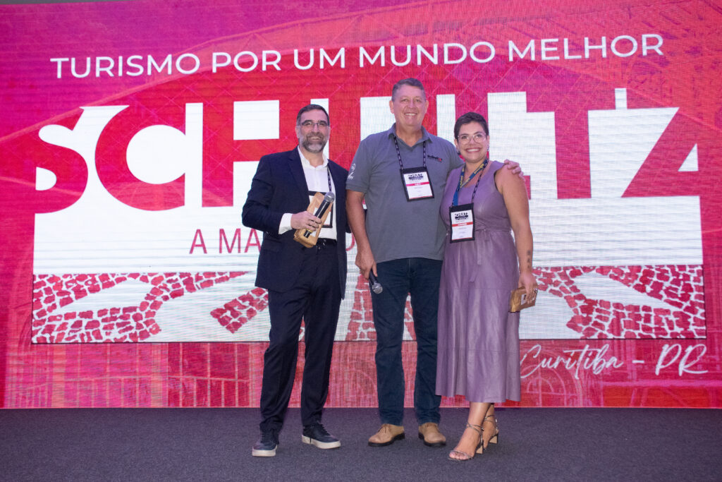 Alejandro de la Osa, e Gerusa Pastuch da Europamundo com Aroldo Schultz, da Schultz Operadora